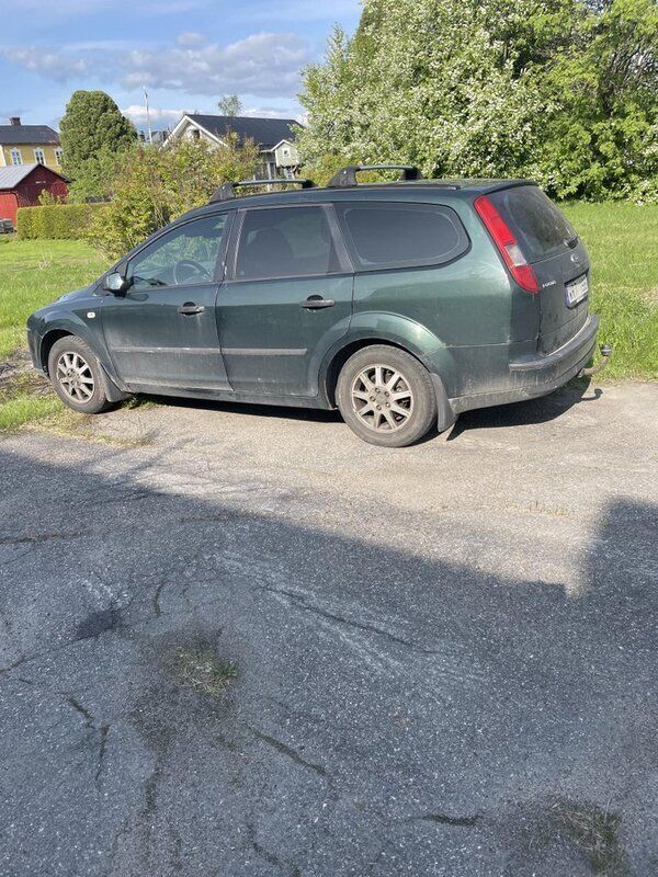 Grön Begagnad 2005 Ford Focus Kombi | 7 000 kr (Bra pris) - Bild 1/3
