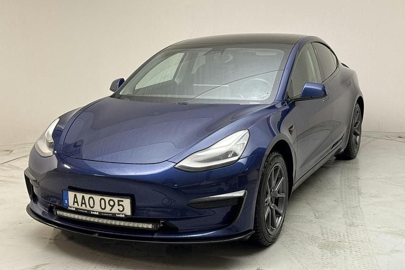 Blå Begagnad 2020 Tesla Model 3 Standard Range Sedan | 159 000 kr (Marknadspris) - Bild 1/4