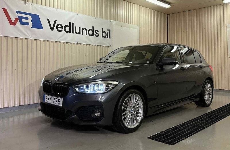 Grå Begagnad 2018 BMW 118 Shadowline Halvkombi | 174 900 kr (Marknadspris) - Bild 1/4