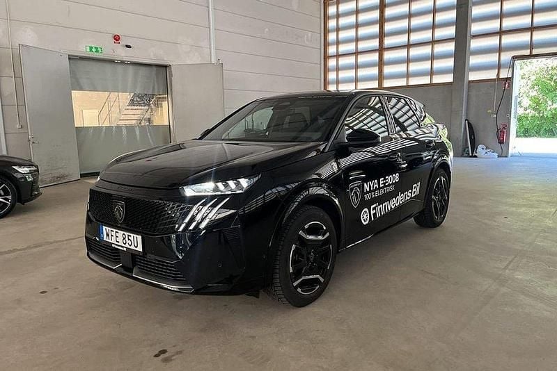 Svart Begagnad 2024 Peugeot e-3008 SUV | 484 800 kr (Superpris) - Bild 1/4