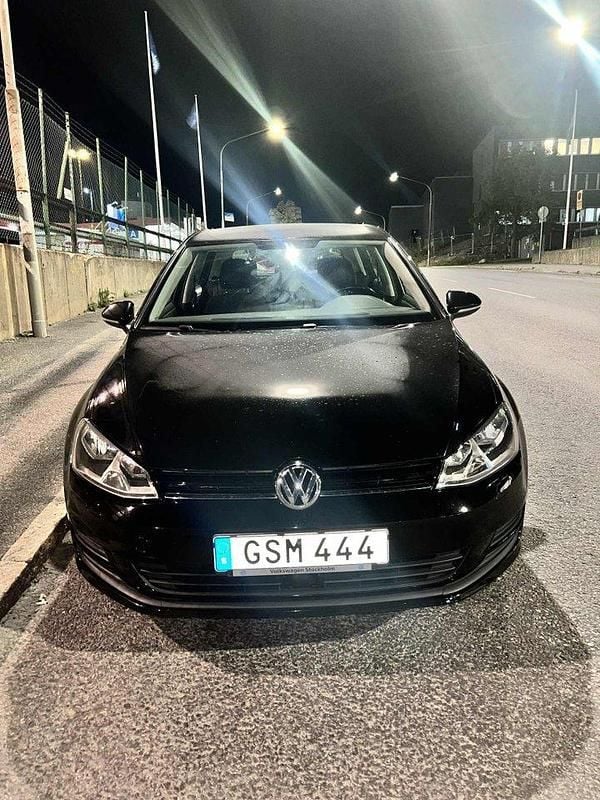 Svart Begagnad 2016 VW Golf VII Halvkombi | 70 000 kr (Superpris) - Bild 1/4