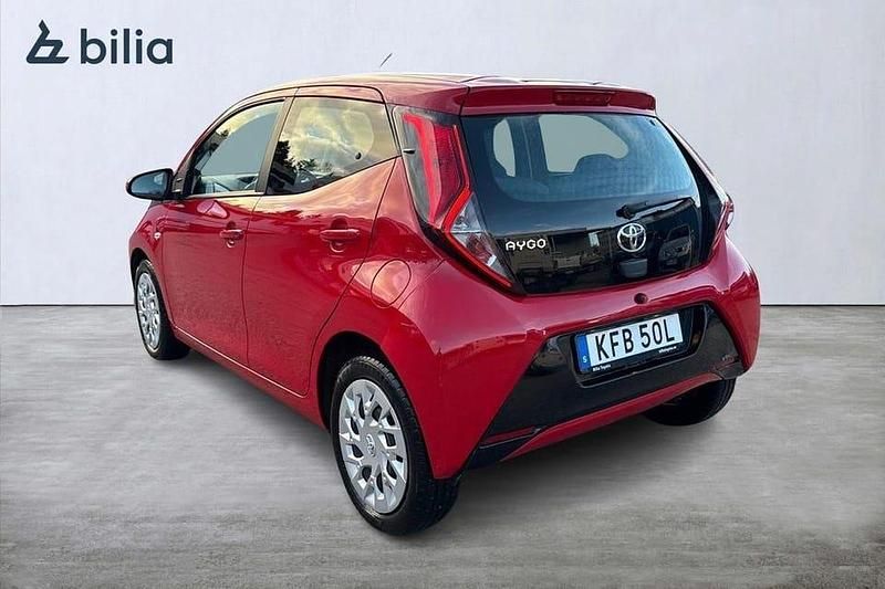 Begagnad Toyota Aygo X-play 72 HK (52 kW) 2021 Röd Halvkombi