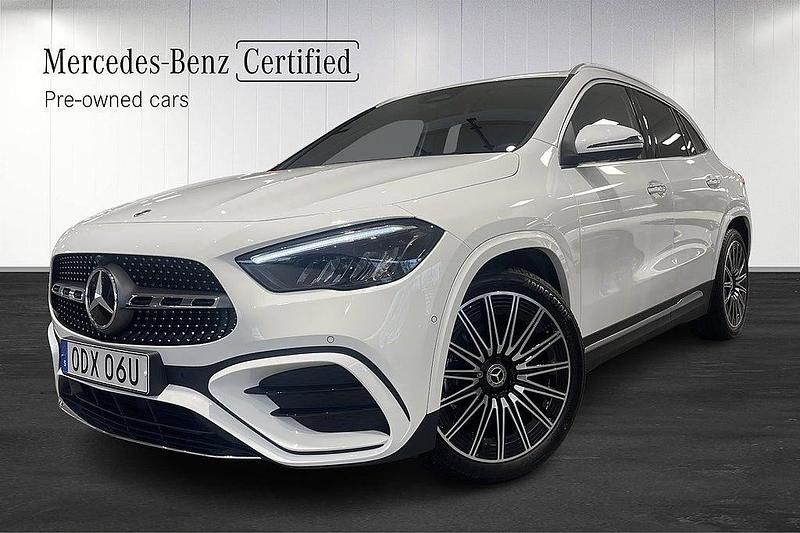 Vit Begagnad 2024 Mercedes GLA200 Premium SUV | 419 000 kr (Marknadspris) - Bild 1/4