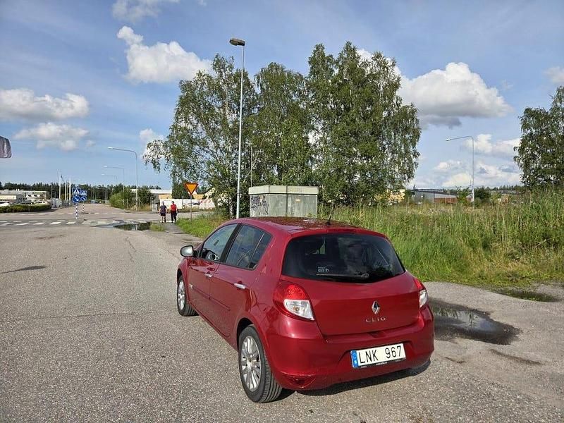 Begagnad Renault Clio IV 75 HK (55 kW) 2012 Röd Halvkombi