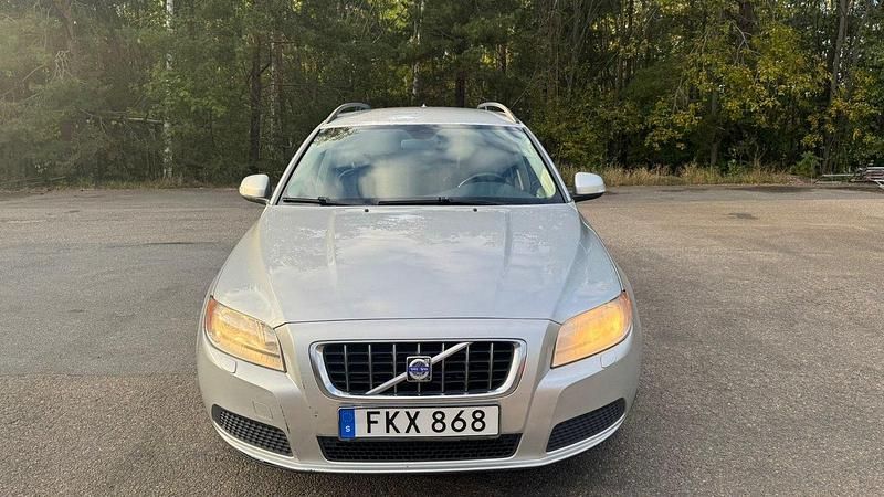 Ljusgrå Begagnad 2008 Volvo V70 Kinetic Kombi | 38 500 kr (Marknadspris) - Bild 1/4