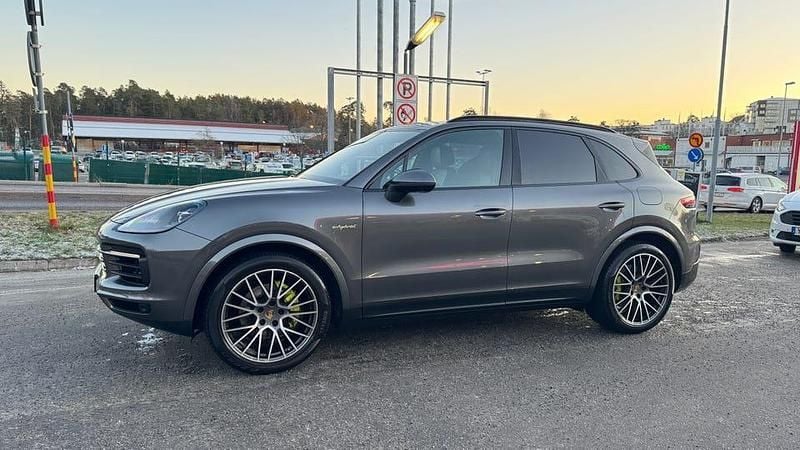 Gråmetallic Begagnad 2022 Porsche Cayenne SUV | 680 000 kr (Superpris) - Bild 1/4