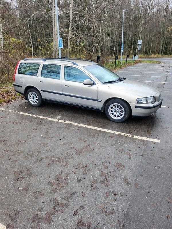 Brun Begagnad 2001 Volvo V70 Business Edition Kombi | 15 000 kr (Marknadspris) - Bild 1/4