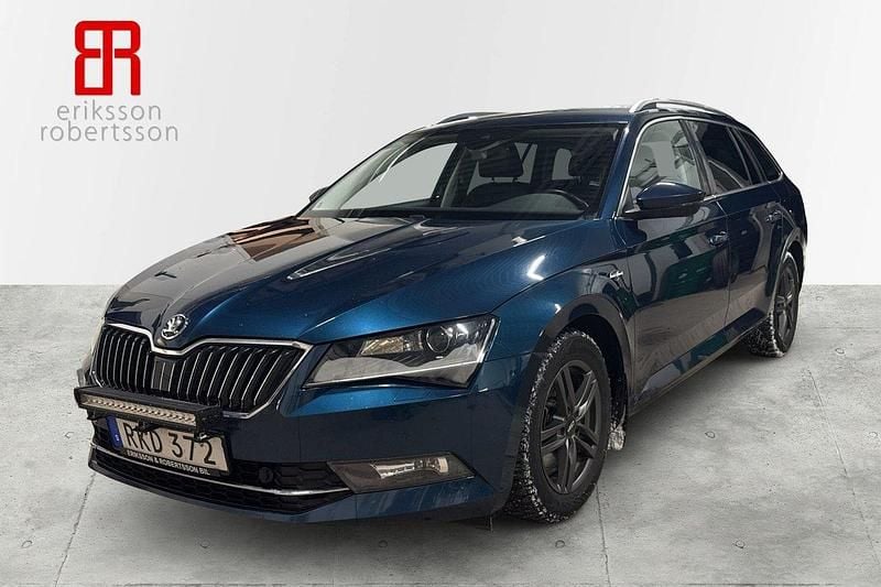 Mörkblå (blå) Begagnad 2017 Skoda Superb LAURIN & KLEMENT Kombi | 239 900 kr (Lite dyr) - Bild 1/4