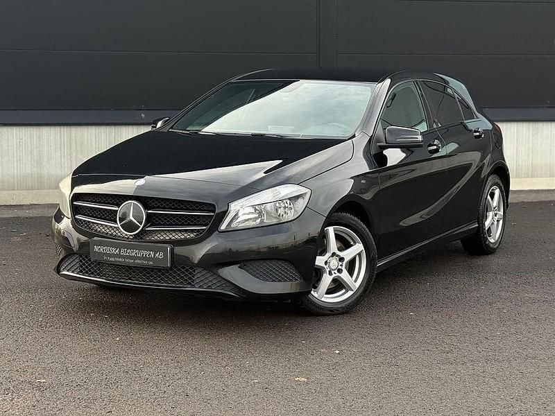 Svart Begagnad 2013 Mercedes A180 Style Halvkombi | 79 800 kr (Marknadspris) - Bild 1/4