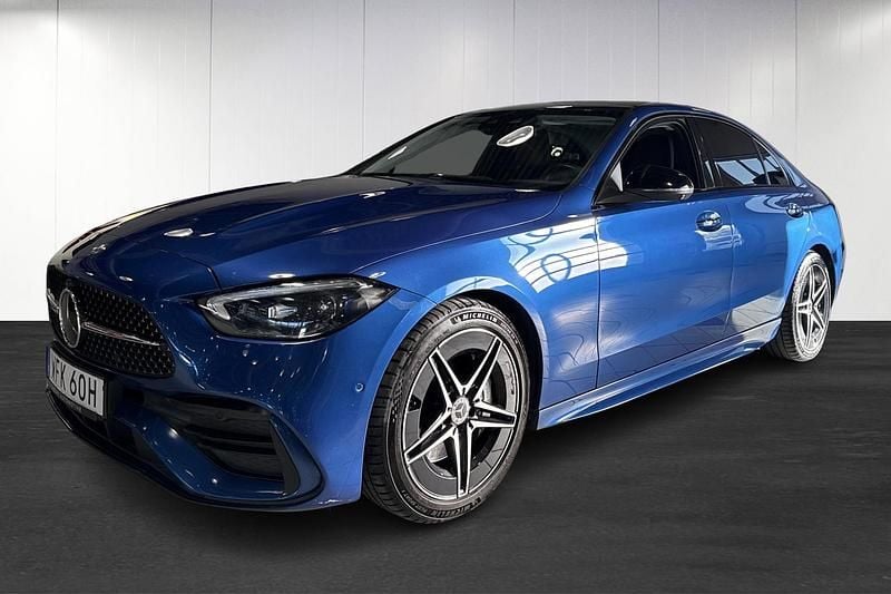 Blå (blue) Begagnad 2022 Mercedes C220 Premium Sedan | 419 900 kr (Marknadspris) - Bild 1/4