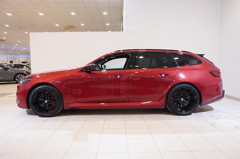 Ny BMW M5 Comfort Edition 2026 Röd Kombi