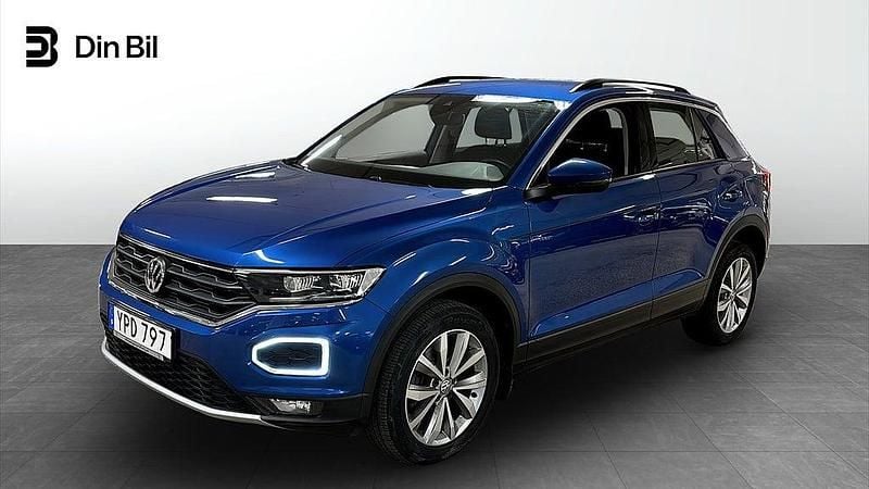 Ravennablå metallic Begagnad 2018 VW T-Roc SUV | 164 800 kr (Marknadspris) - Bild 1/4