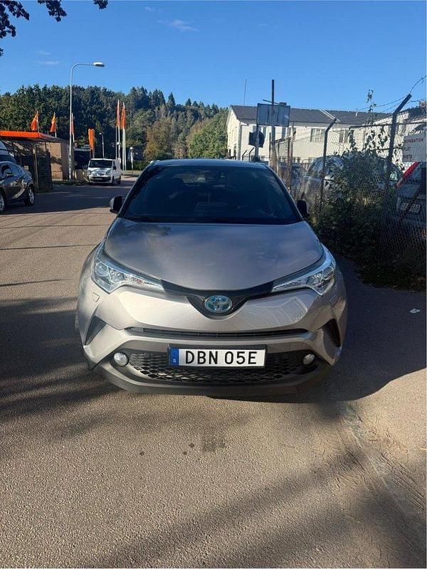 Grå Begagnad 2019 Toyota C-HR Edition SUV | 129 999 kr (Marknadspris) - Bild 1/4