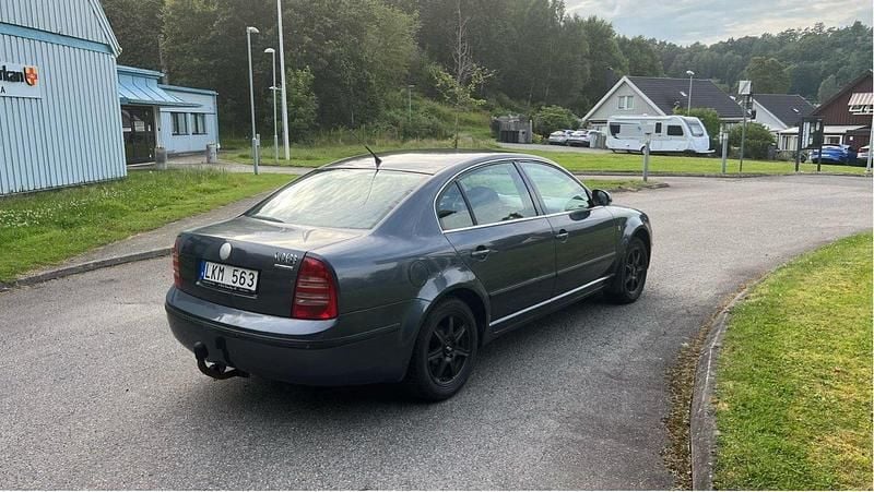 Grå Begagnad 2007 Skoda Superb Sedan | 21 000 kr - Bild 1/4