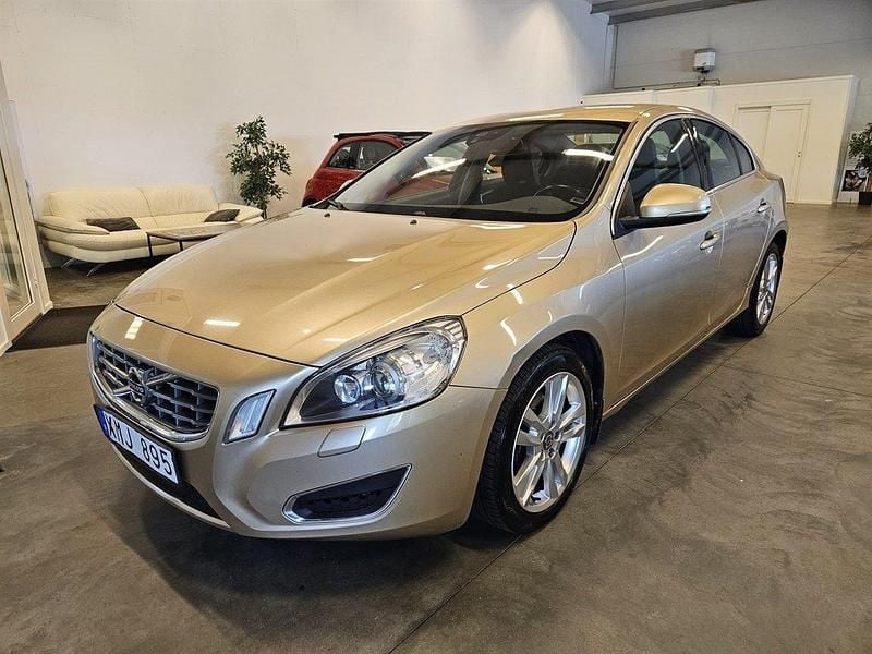 Ljusbrun Begagnad 2010 Volvo S60 Momentum Sedan | 89 900 kr (Dyr) - Bild 1/4