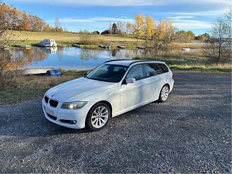 Vit Begagnad 2012 BMW 320 Shadowline Kombi | 84 000 kr (Bra pris) - Bild 1/4