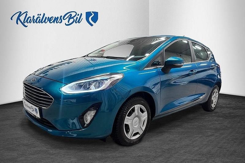 Blå Begagnad 2017 Ford Fiesta Titanium Halvkombi | 69 900 kr (Marknadspris) - Bild 1/4