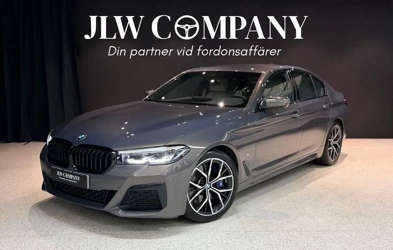 Alvitgrau metallic Begagnad 2021 BMW 530 M Sport Sedan | 579 000 kr - Bild 1/4