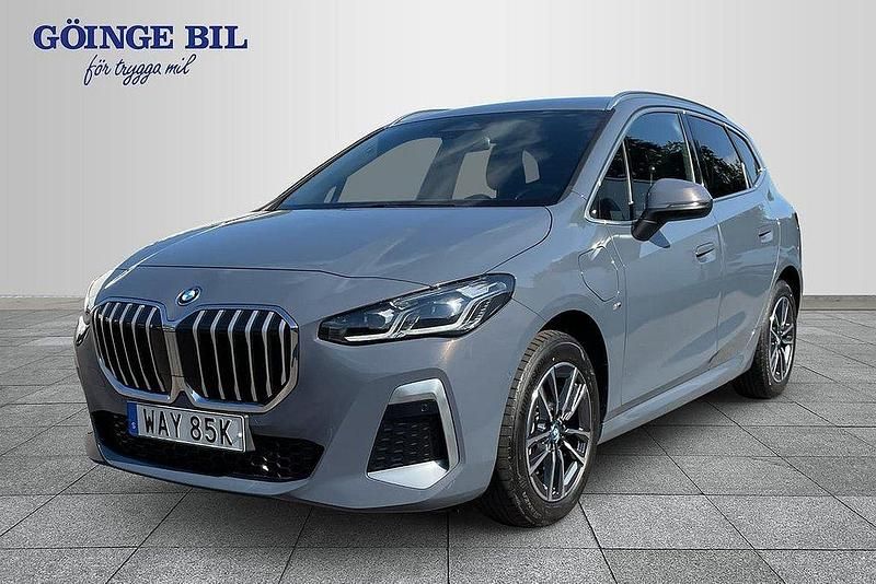 Grå Begagnad 2023 BMW 225 Active Tourer M Sport Minibuss | 349 000 kr (Bra pris) - Bild 1/3