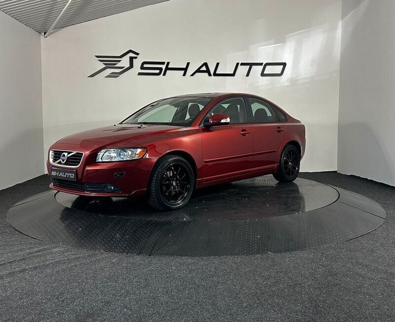 Röd Begagnad 2011 Volvo S40 Momentum Sedan | 69 900 kr (Lite dyr) - Bild 1/4