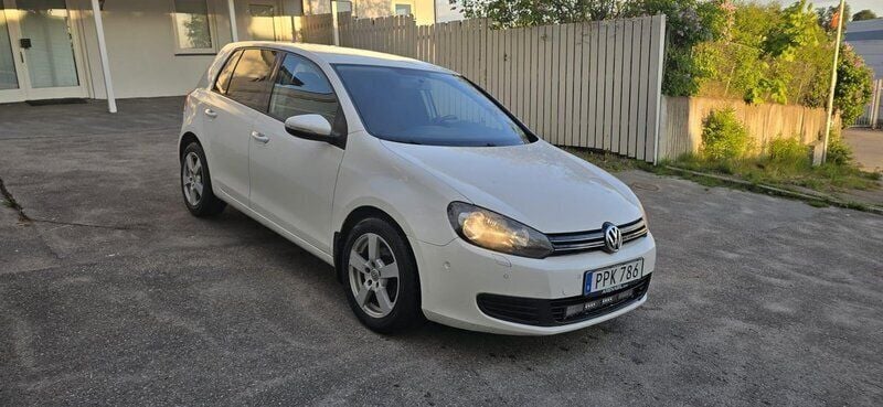 Vit Begagnad 2011 VW Golf VI Halvkombi | 65 000 kr (Marknadspris) - Bild 1/4