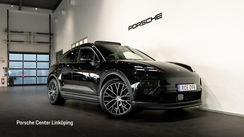 Svart (black) Ny 2025 Porsche Macan SUV | 1 104 000 kr (Marknadspris) - Bild 1/4