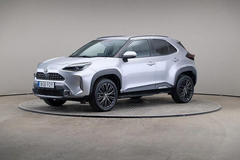 Silver Begagnad 2023 Toyota Yaris Cross SUV | 309 000 kr (Marknadspris) - Bild 1/4