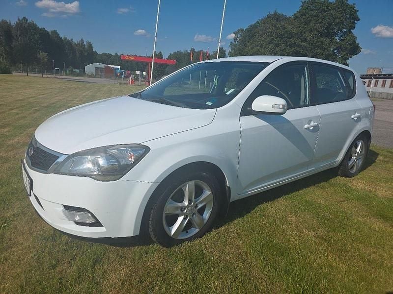 Vit Begagnad 2011 Kia Ceed Halvkombi | 24 900 kr (Marknadspris) - Bild 1/4