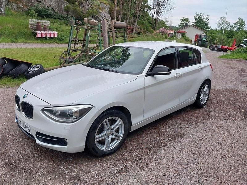 Vit Begagnad 2012 BMW 118 Sport Line Halvkombi | 95 000 kr (Marknadspris) - Bild 1/4