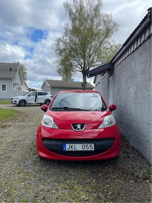 Röd Begagnad 2008 Peugeot 107 Halvkombi | 18 000 kr (Bra pris) - Bild 1/4