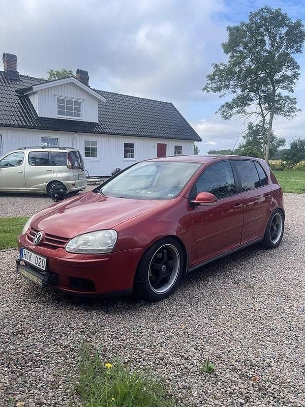 Röd Begagnad 2009 VW Golf Halvkombi | 19 900 kr (Marknadspris) - Bild 1/4