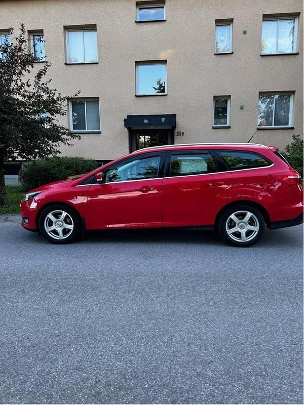 Röd Begagnad 2015 Ford Focus Titanium Kombi | 58 000 kr (Marknadspris) - Bild 1/4