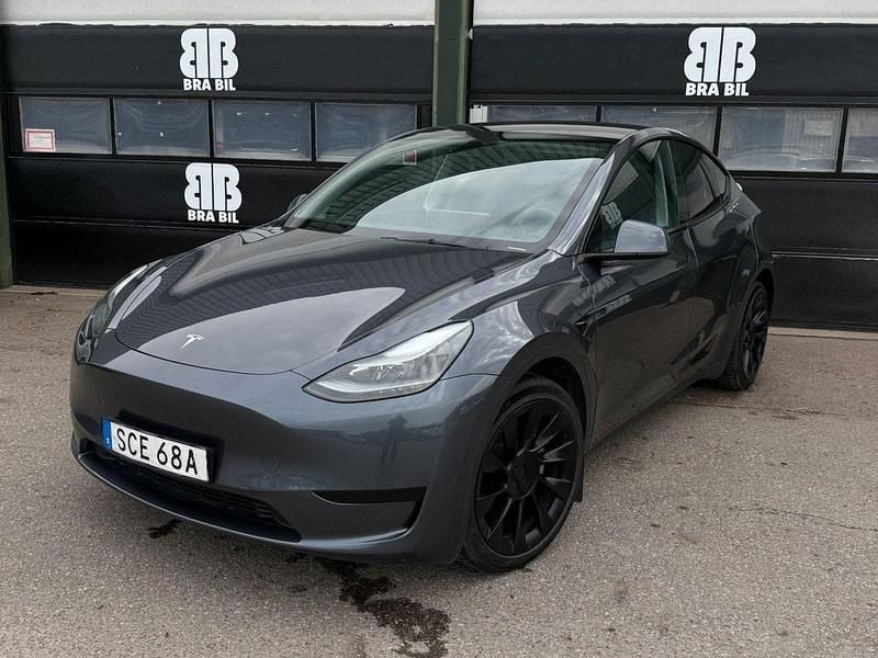 Grå Begagnad 2022 Tesla Model Y Standard Range SUV | 379 900 kr (Lite dyr) - Bild 1/4