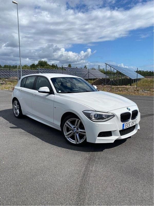 Vit Begagnad 2015 BMW 116 M Sport Halvkombi | 115 000 kr (Marknadspris) - Bild 1/4