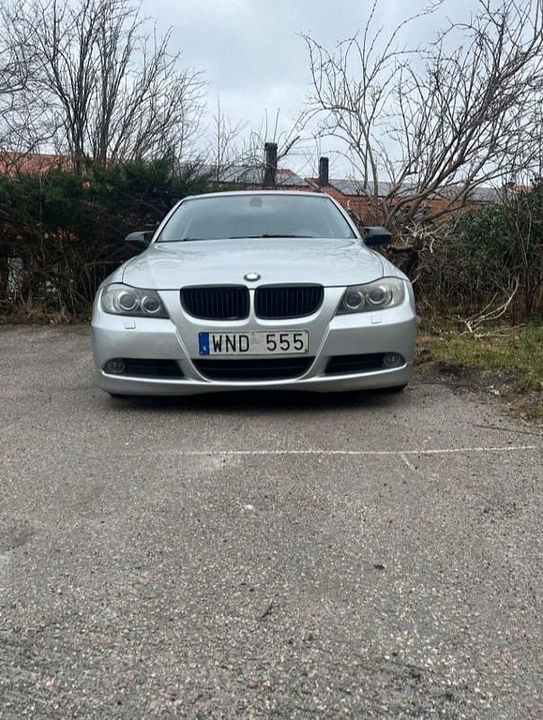 Grå Begagnad 2005 BMW 325 Comfort Edition Sedan | 35 000 kr (Superpris) - Bild 1/4