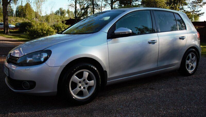 Silver Begagnad 2011 VW Golf VI Halvkombi | 39 500 kr (Bra pris) - Bild 1/4