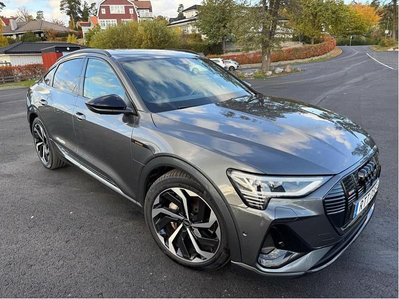 Grå Begagnad 2022 Audi e-tron Sportback S-Line SUV | 459 000 kr (Marknadspris) - Bild 1/4