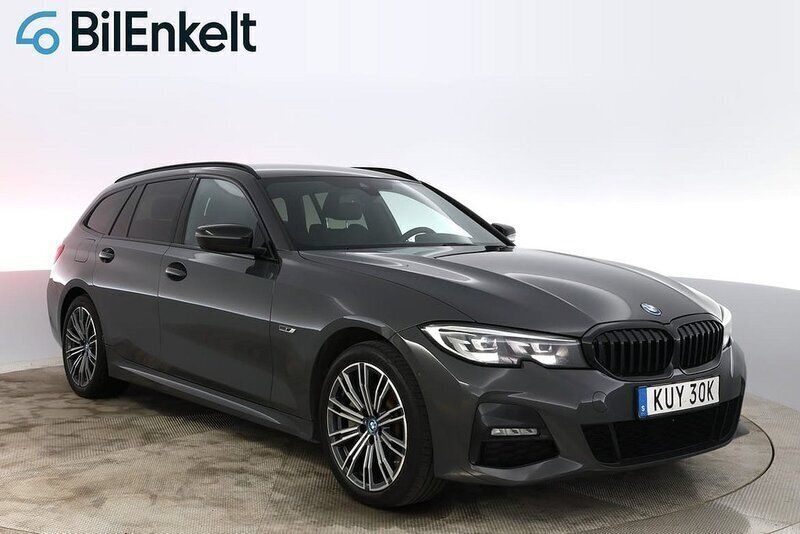 Grå Begagnad 2022 BMW 330e M Sport Kombi | 329 700 kr (Marknadspris) - Bild 1/4