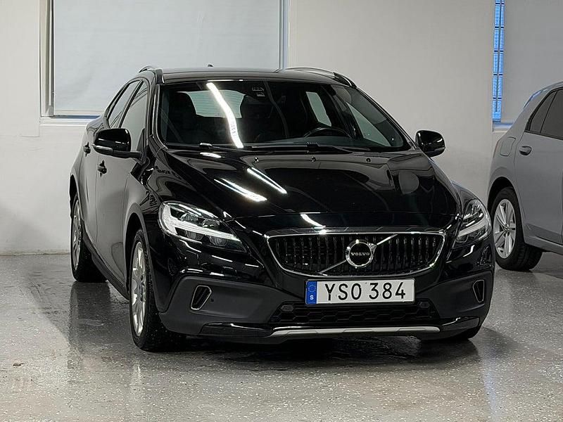 Begagnad Volvo V40 Momentum 120 HK (88 kW) 2017 Svart Halvkombi
