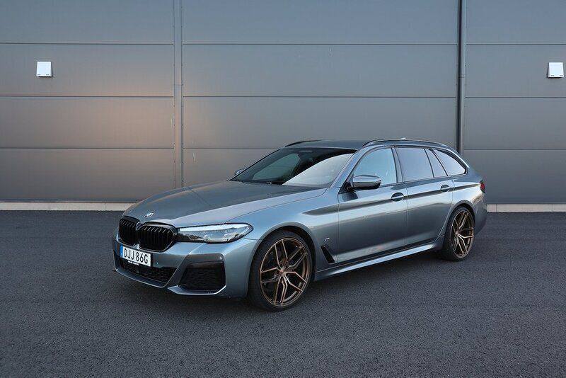 Blå Begagnad 2020 BMW 520 M Sport Kombi | 339 000 kr (Marknadspris) - Bild 1/4