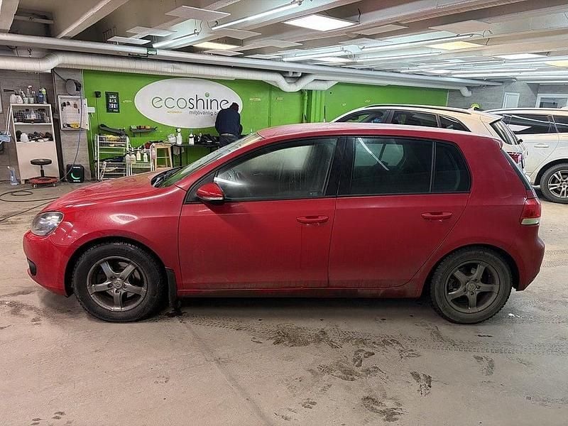 Begagnad VW Golf VI 105 HK (77 kW) 2011 Röd Halvkombi