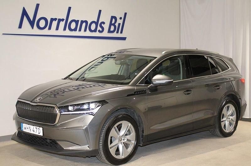 Grå (graphite grey metallic) Begagnad 2023 Skoda Enyaq iV SUV | 429 000 kr (Marknadspris) - Bild 1/4
