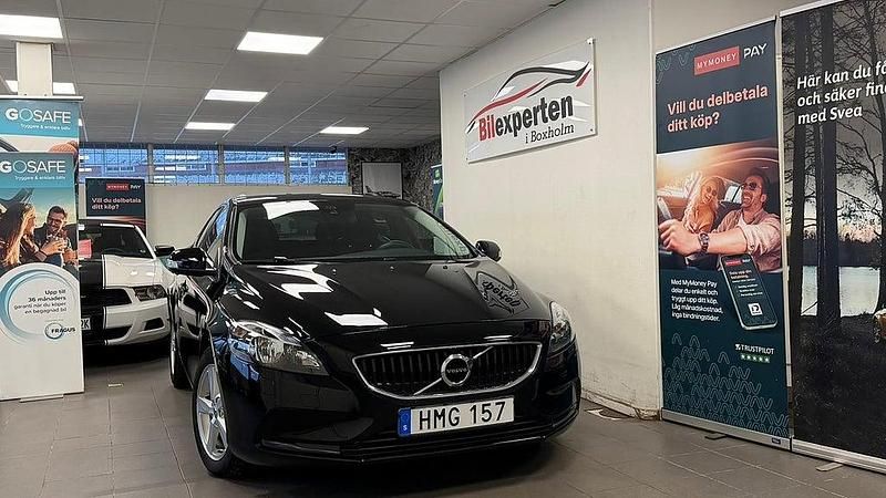 Svart Begagnad 2017 Volvo V40 Kinetic Halvkombi | 149 900 kr (Marknadspris) - Bild 1/4