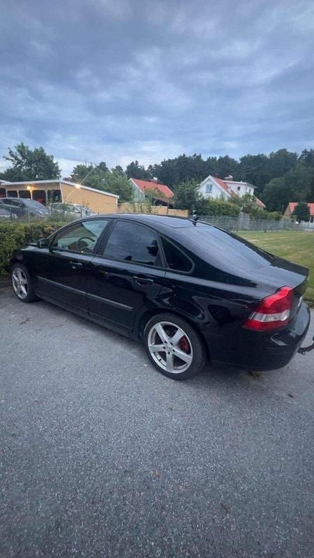 Svart Begagnad 2005 Volvo S40 Kinetic Sedan | 30 000 kr (Marknadspris) - Bild 1/3