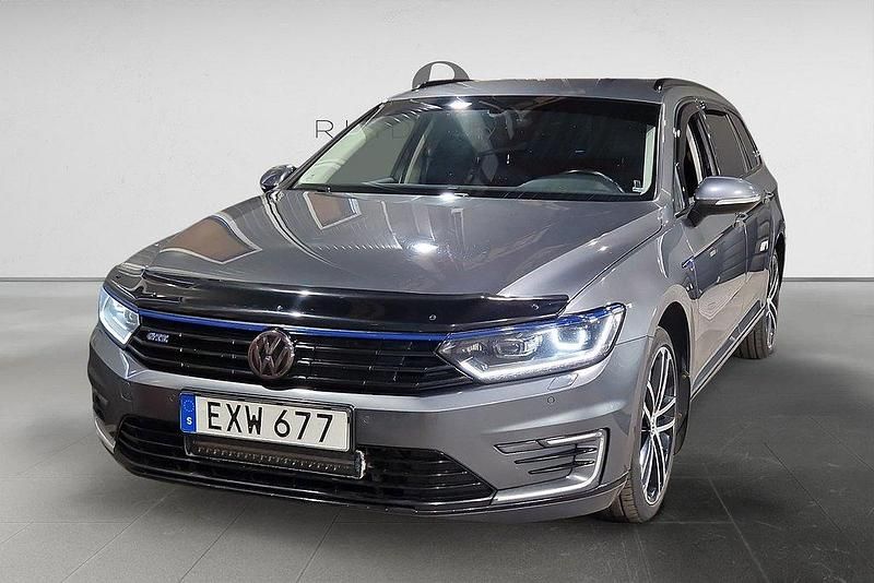 Mörkgrå Begagnad 2016 VW Passat GTE Kombi | 134 900 kr (Marknadspris) - Bild 1/3