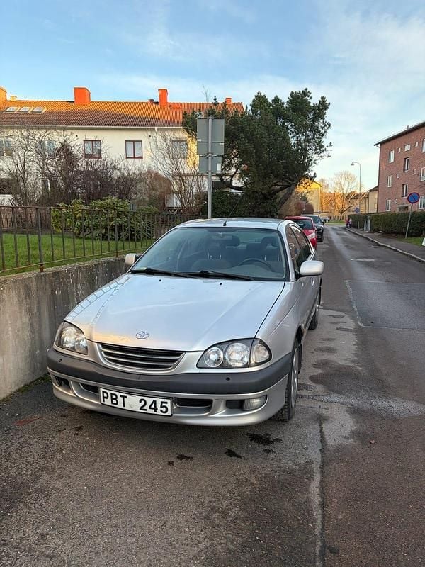 Begagnad 1999 Toyota Avensis Sedan | 28 500 kr (Marknadspris) - Bild 1/3