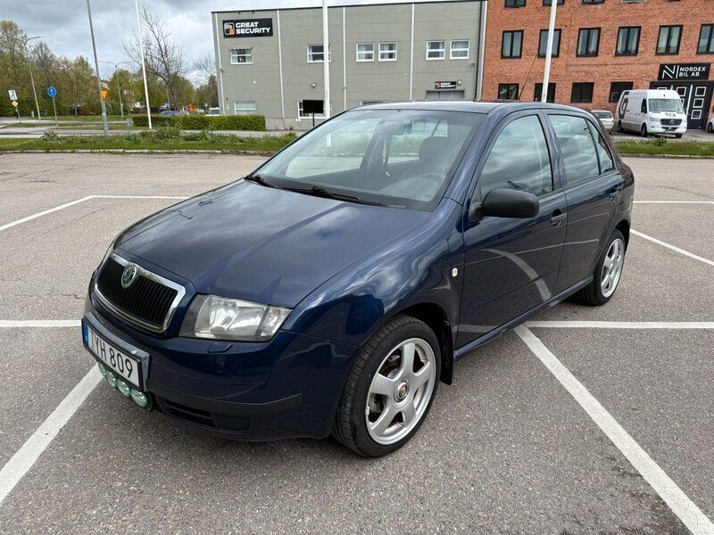 Mörkblå Begagnad 2003 Skoda Fabia Halvkombi | 24 900 kr (Marknadspris) - Bild 1/4