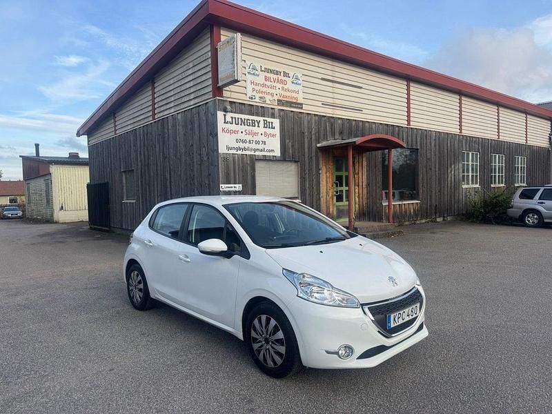 Vit Begagnad 2014 Peugeot 208 Halvkombi | 65 000 kr (Marknadspris) - Bild 1/4