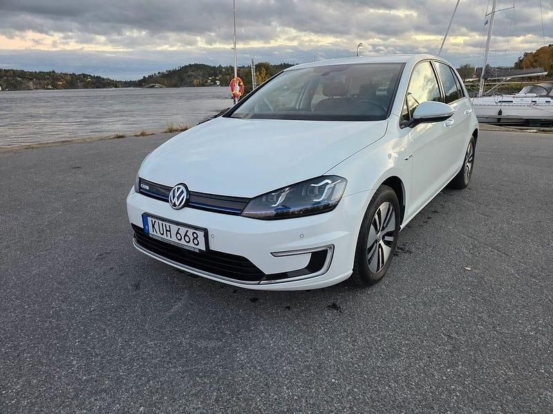 Vit Begagnad 2016 VW e-Golf Halvkombi | 139 000 kr (Marknadspris) - Bild 1/4