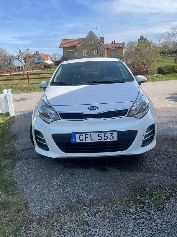 Begagnad Kia Rio 84 HK (61 kW) 2016 Vit Halvkombi